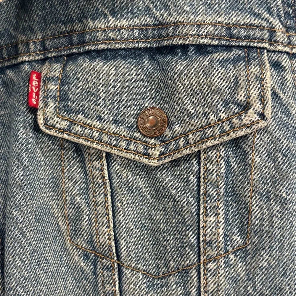 Levi's Blue Denim Jacket with Sherpa Lining - Picture 5 of 5